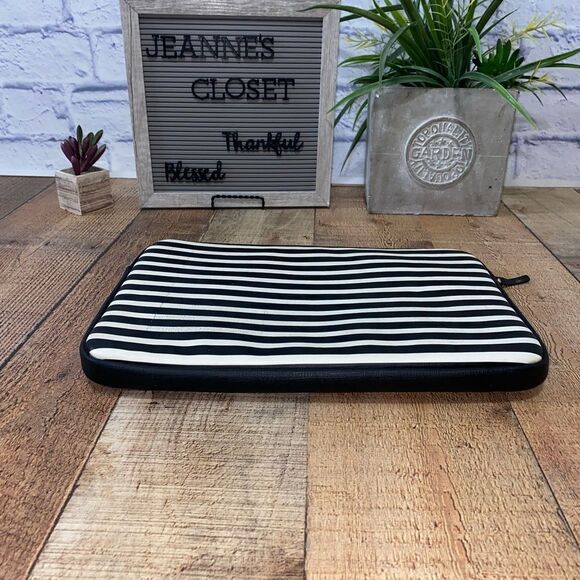 Kate Spade Printed Laptop Sleeve for 13" Macbook Fairmont Square, Black & Cream - Picture 8 of 12